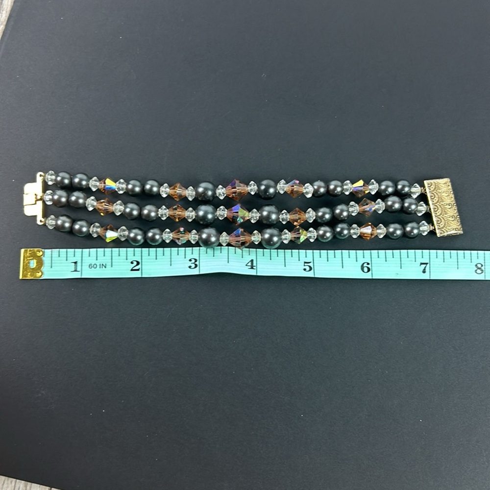 Vintage triple strand crystal faux pearl bracelet - Picture 4 of 7